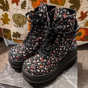 Demonia Shaker-52 Floral fabric boots in size 8